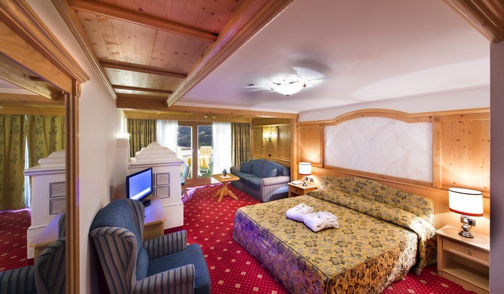 Alpen Hotel Corona Vigo di Fassa Luaran gambar