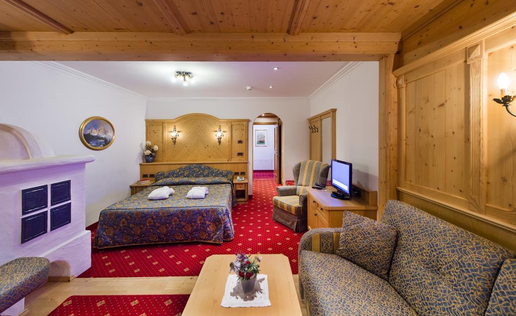 Alpen Hotel Corona Vigo di Fassa Luaran gambar